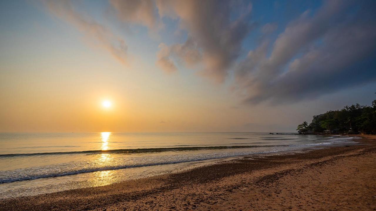 Ban Saithong Beach Resort Bang Saphan Noi Buitenkant foto